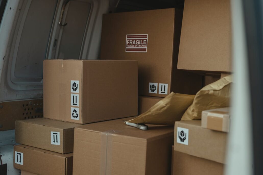Unser Team: Ihr Umzug in besten Händen Neatly organized cardboard boxes inside a delivery van, ready for shipment.